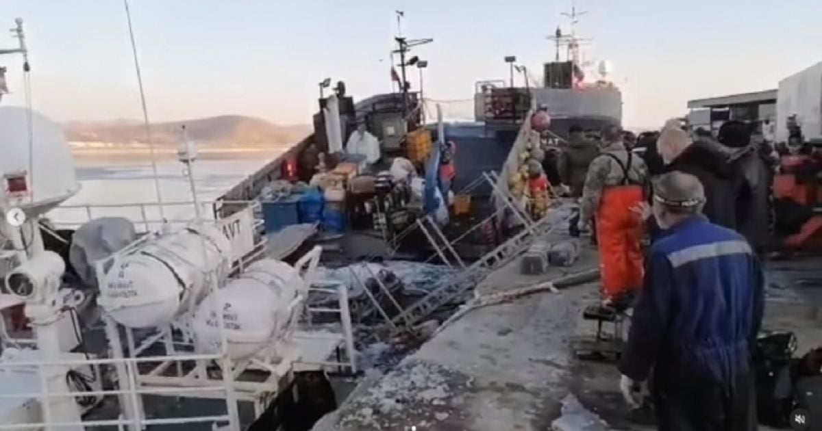 У Росії затонуло краболовне судно з 15 моряками на борту: є загиблий