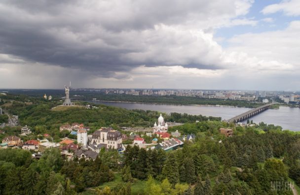 Заморозки та сніг: на Київ суне подвійний удар стихії — синоптики попередили про різку зміну погоди