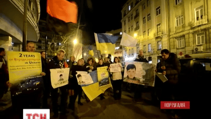 По всему миру люди под российскими посольствами требуют освобождения Надежды Савченко