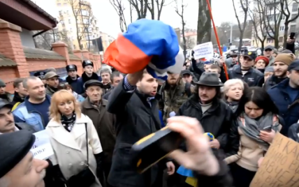 Появилось видео с Парасюком, который срывает триколор с консульства РФ во Львове