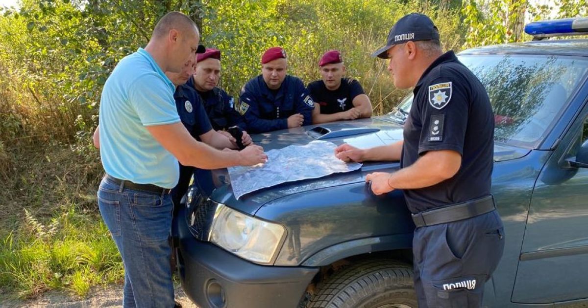 Прочісують річки і закинуті будівлі: у Житомирській області третю добу розшукують зниклу бабусю