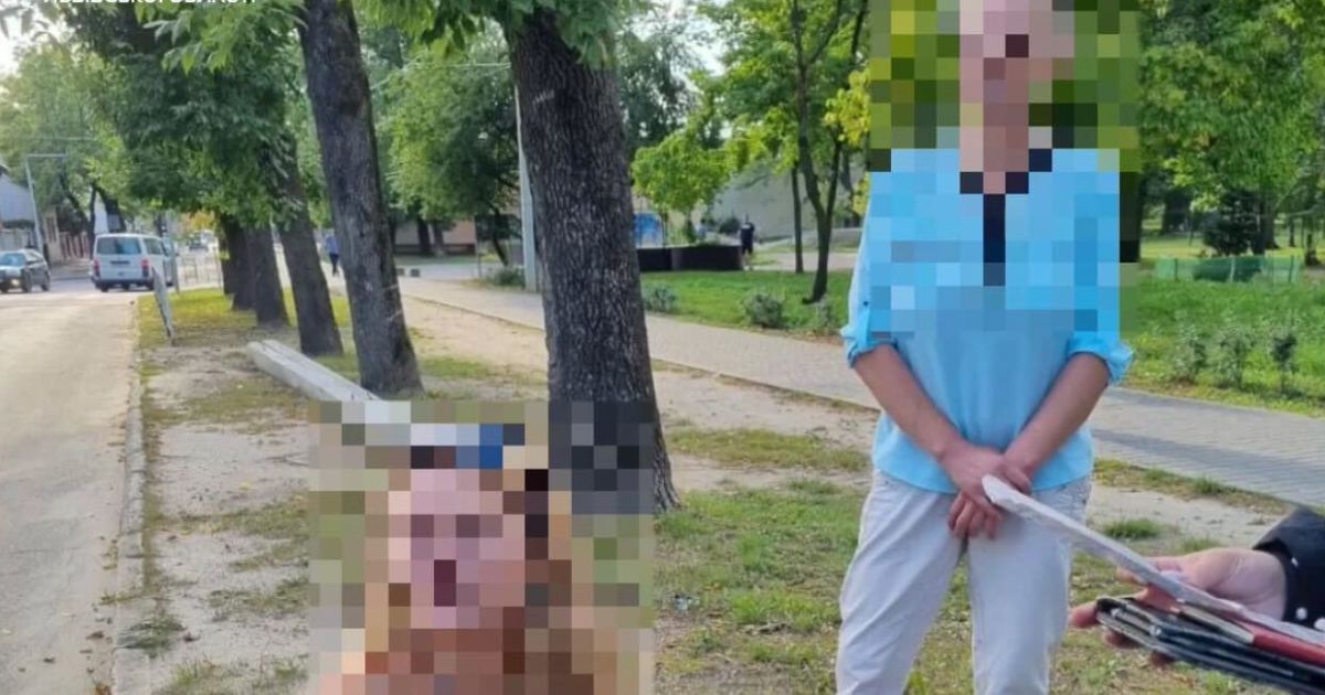 Во Львове две женщины украли у школьницы телефон во время урока физкультуры: фото