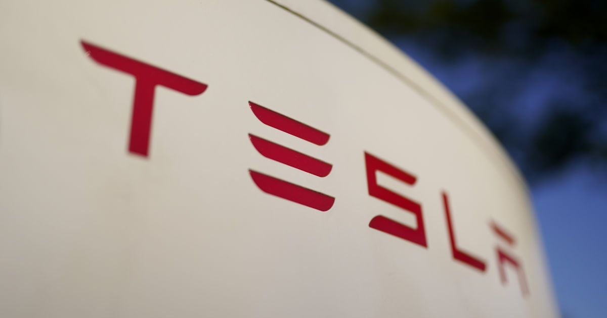 США просят 12 автопроизводителей помочь в расследовании по Tesla: какая причина