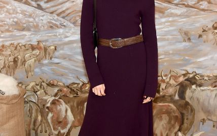 В стильном осеннем луке: принцесса Мария-Олимпия в сливовом платье приехала на премьеру фильма