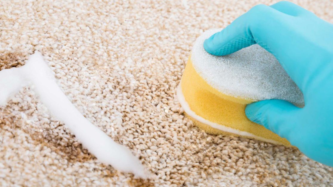 Сухой способ чистки ковров с помощью соли.