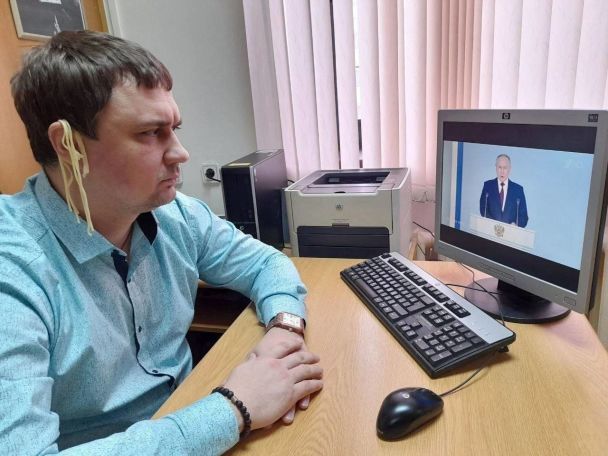 Российский депутат слушал послание Путина с макаронами на ушах