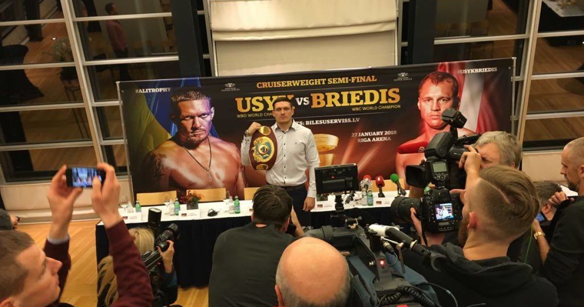Усик и Бриедис провели дуэль взглядов накануне полуфинала WBSS
