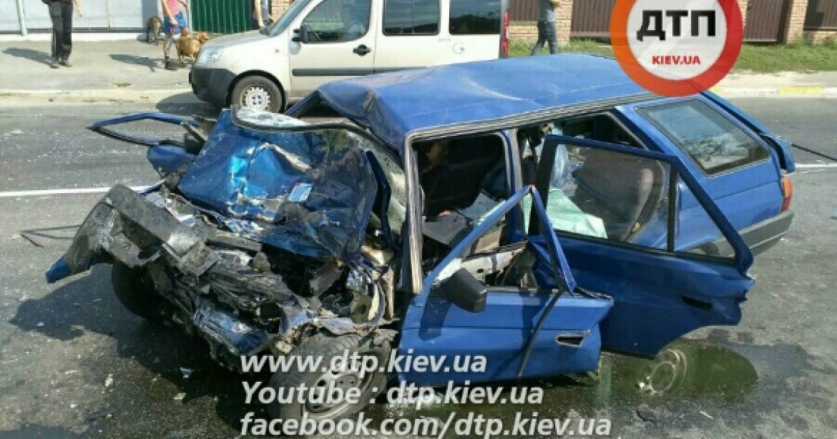 Поблизу Києва водій та пасажири легковика миттєво загинули після зіткнення з маршруткою