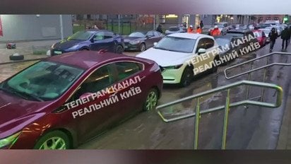В Киеве забил мощный гейзер на проспекте ЕС: дорогу превратило в реку