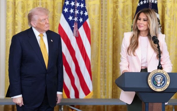 Тональний крем і синці: нові кадри з Трампом спровокували чутки про стан його здоров'я