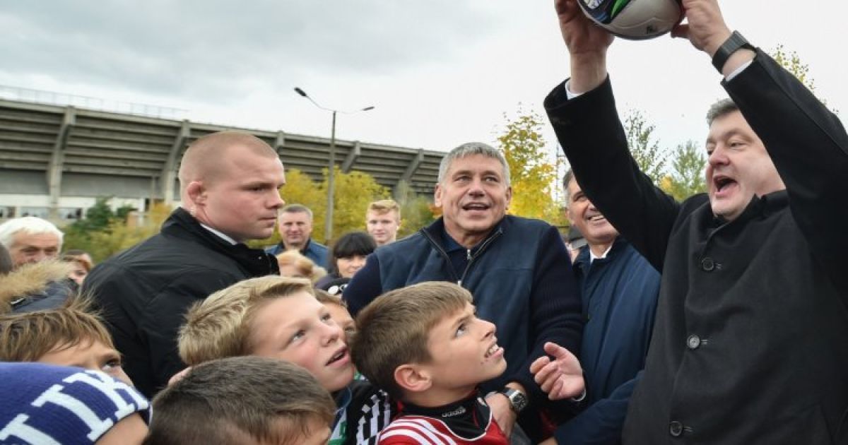 Президент Украины Петр Порошенко с юными футболистами во время церемонии начала строительства футбольного стадиона с искусственным покрытием для детско-юношеского и любительского футбола в Ивано-Франковске. 21 октября глава государства находился с рабочим визитом в Ивано-Франковской области. / © УНИАН
