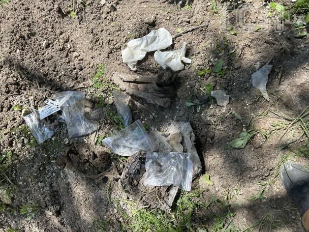 Пошуківці забирають усі знайдені речі та рештки. / © ТСН.ua