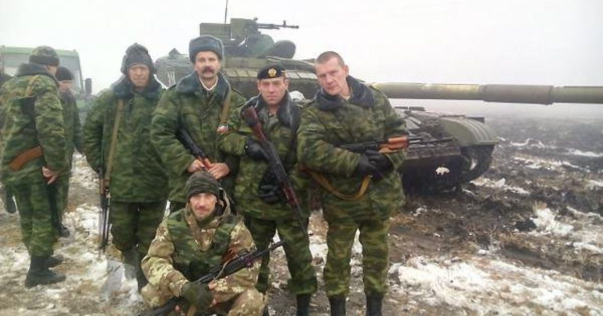 На Донбасі найманці фотографуються на фоні російської військової техніки