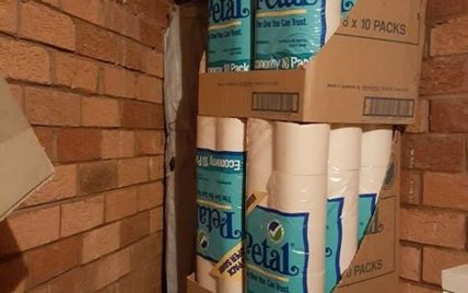 Австралієць розібрав на карантині комору і знайшов сотні рулонів туалетного паперу