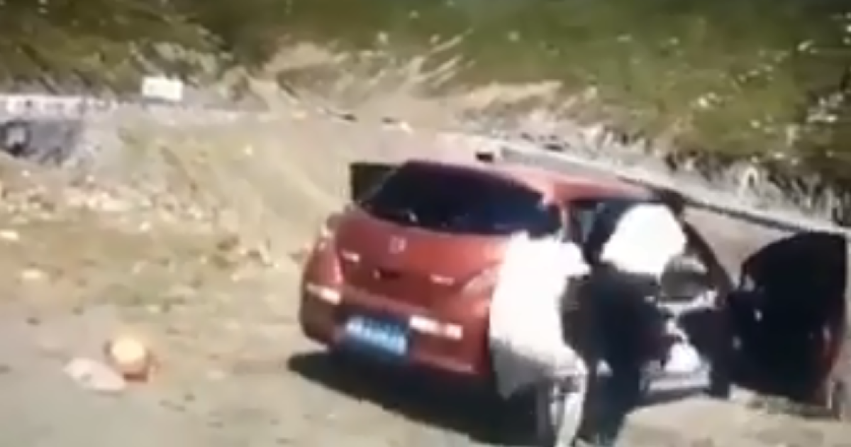 У Мережі з'явилося відео, як автомобіль раптово почав котитися з кручі і з нього вискакує сім'я