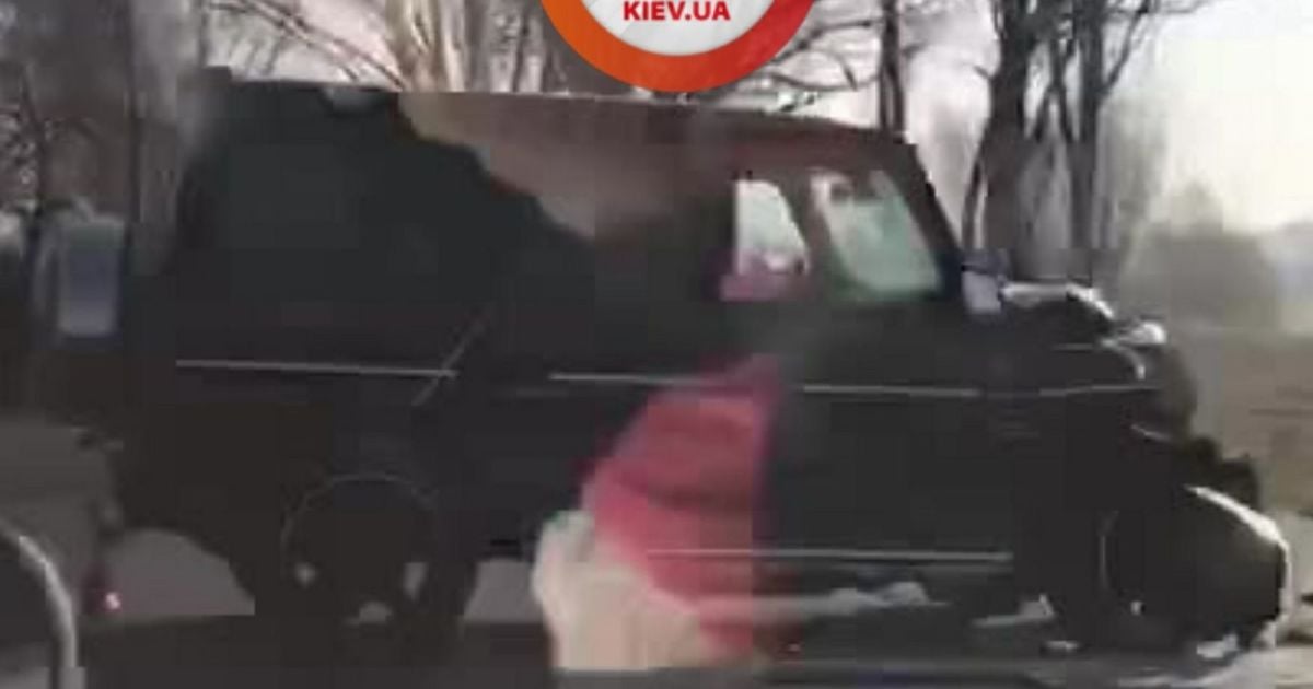 Під Києвом зіткнулися Mersedes-"кубик" і маршрутка, є травмовані