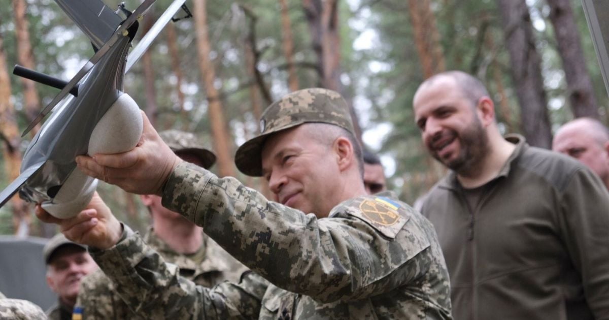 Главком ВСУ Александр Сырский и министр обороны Рустем Умеров осматривают новые украинские дроны