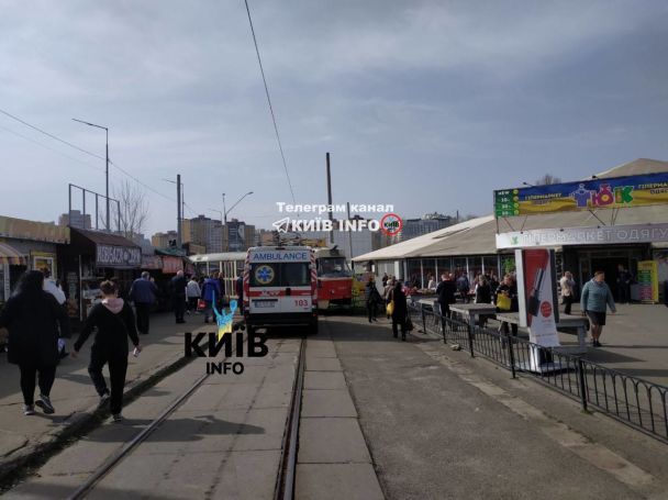 В Киеве трамвай сошел с рельсов