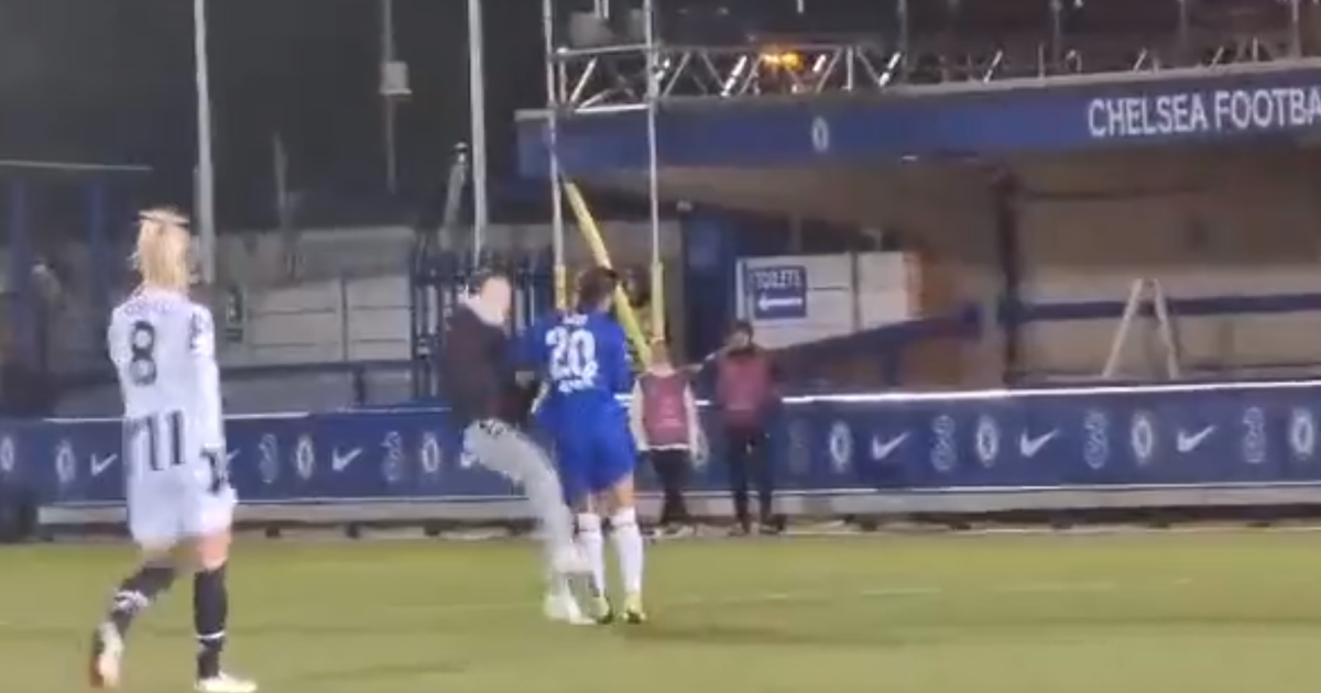 Футболістка "Челсі" відправила в нокаут хлопця, який вибіг на поле під час матчу: відео стає вірусним