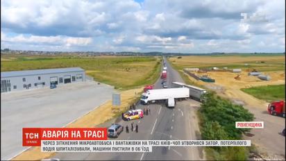 На трасі Київ-Чоп мікроавтобус влетів у фуру, яка виїжджала з узбіччя на дорогу