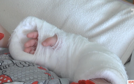 Перелом руки и синяки на теле: подробности о 7-месячном младенце, которого забрали из семьи в Херсонской области