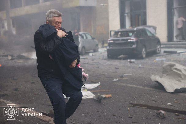 Рятувальники евакуювали усіх дітей з охопленого вогнем садочка до безпечних місць.  / © Управління ДСНС у Харківській області