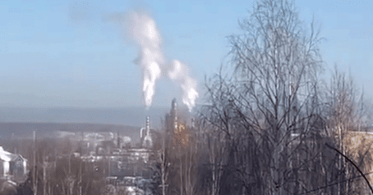 Дим після атаки на Ухтинський НПЗ «Лукойла»