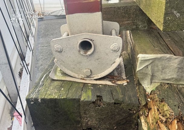 Дерев’яні бруси колеса огляду мають ознаки глибокого гниття, руйнування структури деревини, а також сліди тривалого впливу вологи / © Київська міська прокуратура