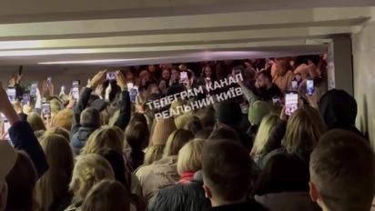 Святослав Вакарчук вышел к фанатам, которые ожидали окончания тревоги возле метро