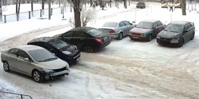 В Харькове на парковке одну машину протаранили семь раз за день