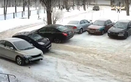 В Харькове на парковке одну машину протаранили семь раз за день