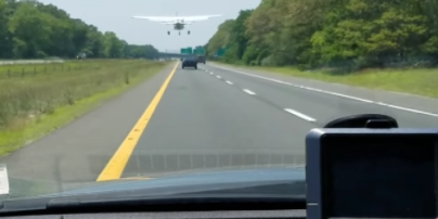 В США самолет удачно приземлился на автомагистраль