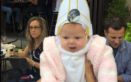 В Сети сходят с ума от реакции Папы Римского на младенца в шляпе понтифика