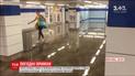 Внезапный ливень затопил метро в Берлине