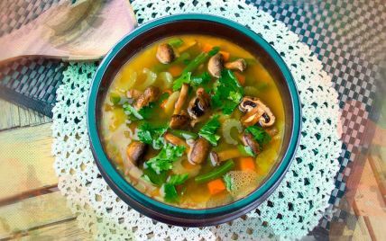 Легкий суп с чечевицей и грибами