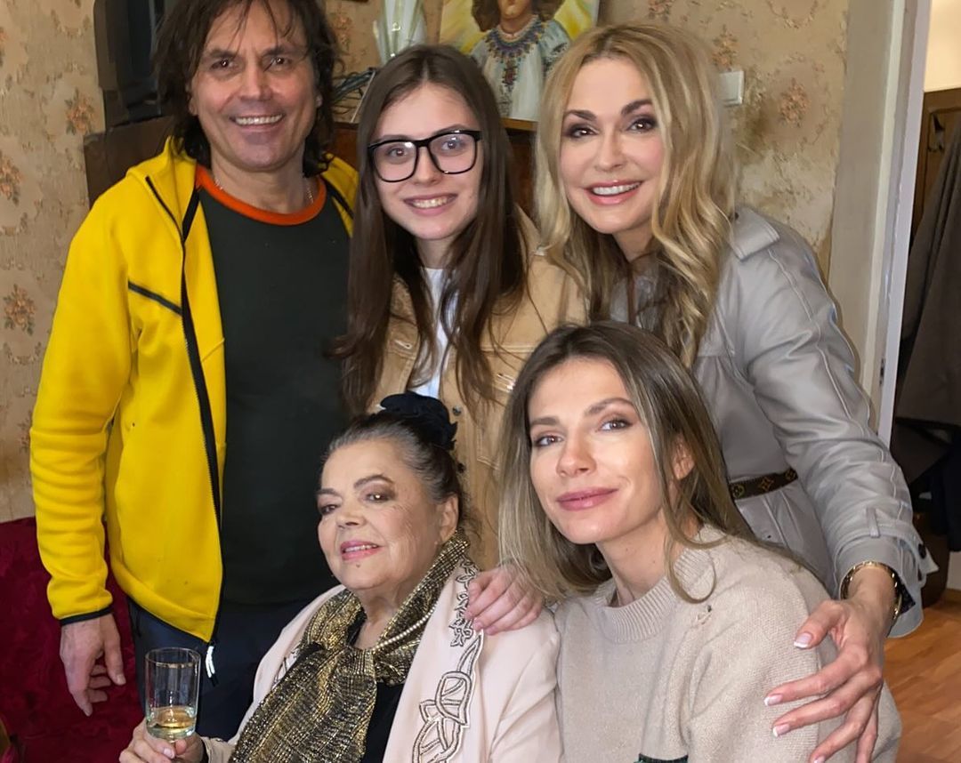 Звезды поздравляют с Днем матери / © 