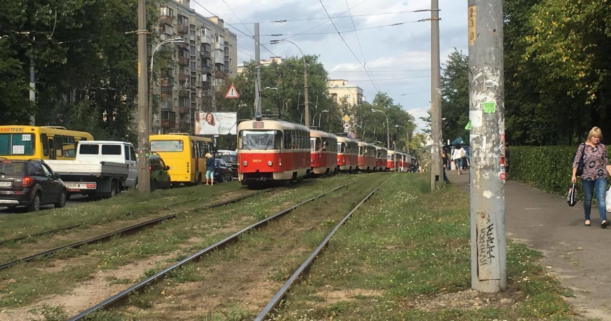 У Києві жінка потрапила під колеса трамвая