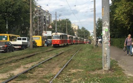У Києві жінка потрапила під колеса трамвая