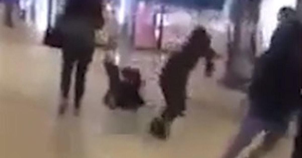 Юзерів шокувало відео жорстокого нападу молодика на жінку в торговому центрі