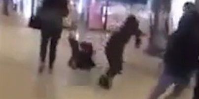 Юзеров шокировало видео жестокого нападения молодого человека на женщину в торговом центре