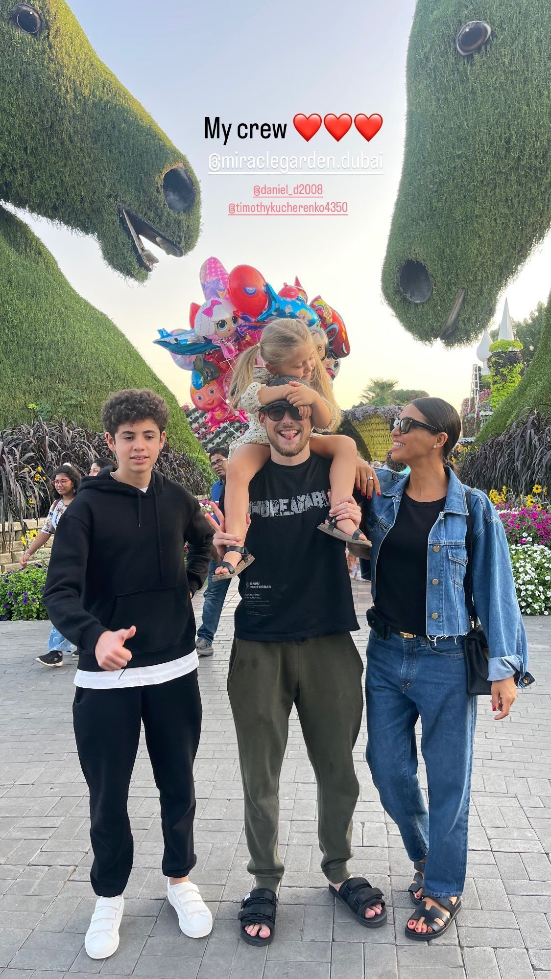 Санта Дімопулос з дітьми і сином її чоловіка / © instagram.com/santadimopulos