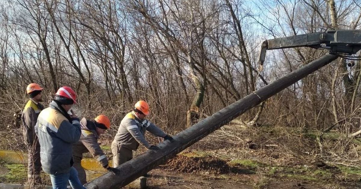 У двох прифронтових селищах відновили електропостачання