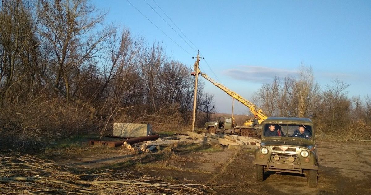 відновлення електропостачання_5 / © Facebook/прес-центр штабу АТО