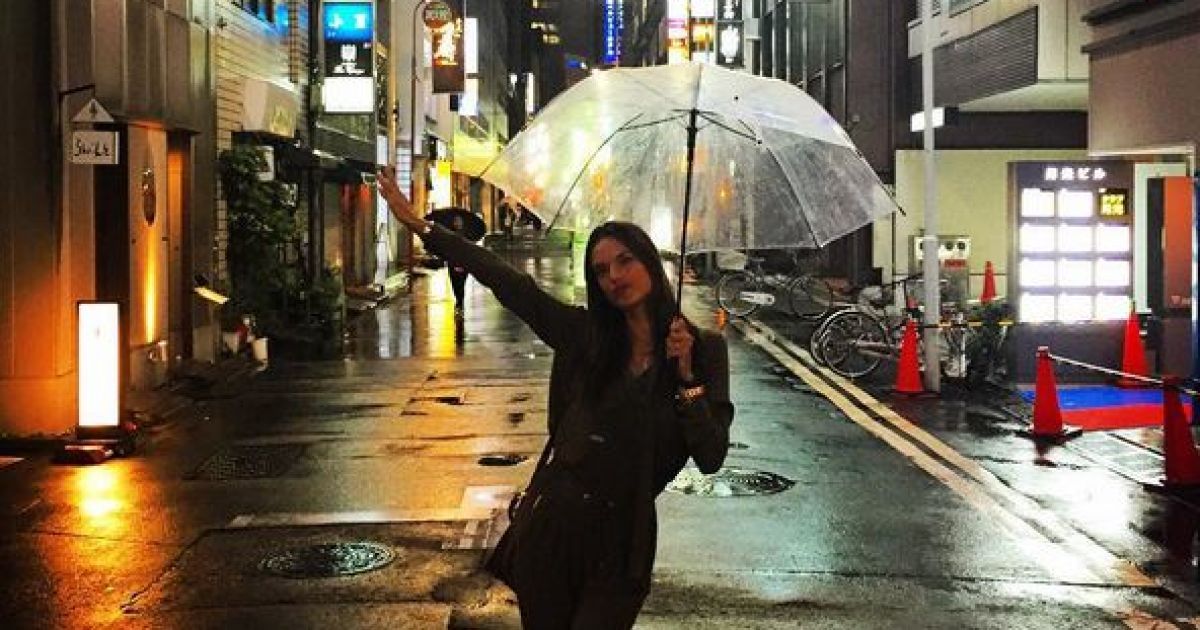 Отпуск закончился: "ангел" Алессандра Амбросио прилетела с визитом в Токио