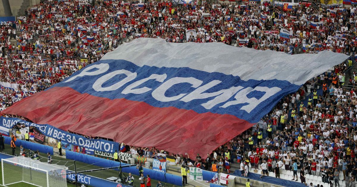 Российские фаны пожаловались на французских полицейских, которые "ворвались в отель" к болельщикам