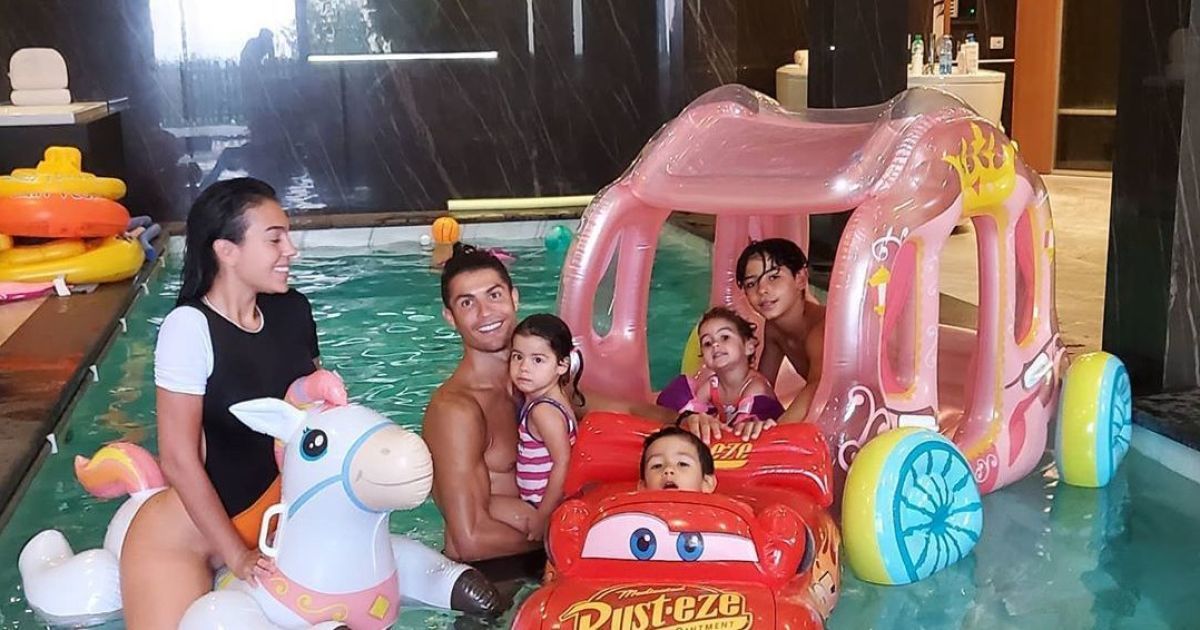 Family Time: Роналду с Джорджиной и детьми развлекся в бассейне