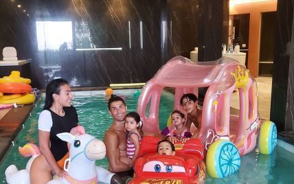 Family Time: Роналду с Джорджиной и детьми развлекся в бассейне