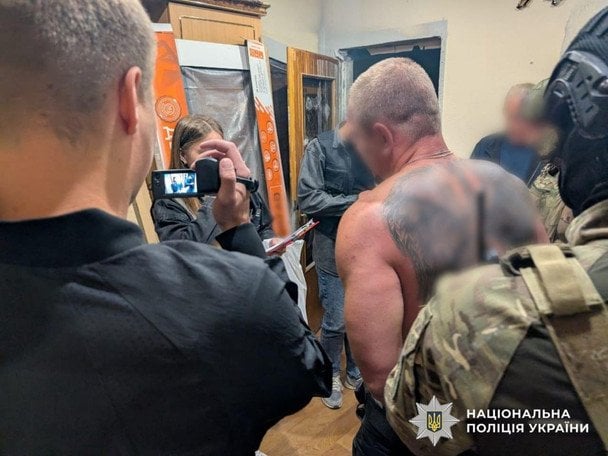 Полиция устроила спецоперацию из-за побега уклонистов за границу: более 150 обысков (фото)