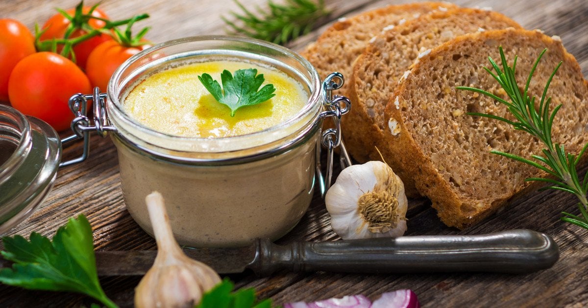 Паштет із печінки в банках