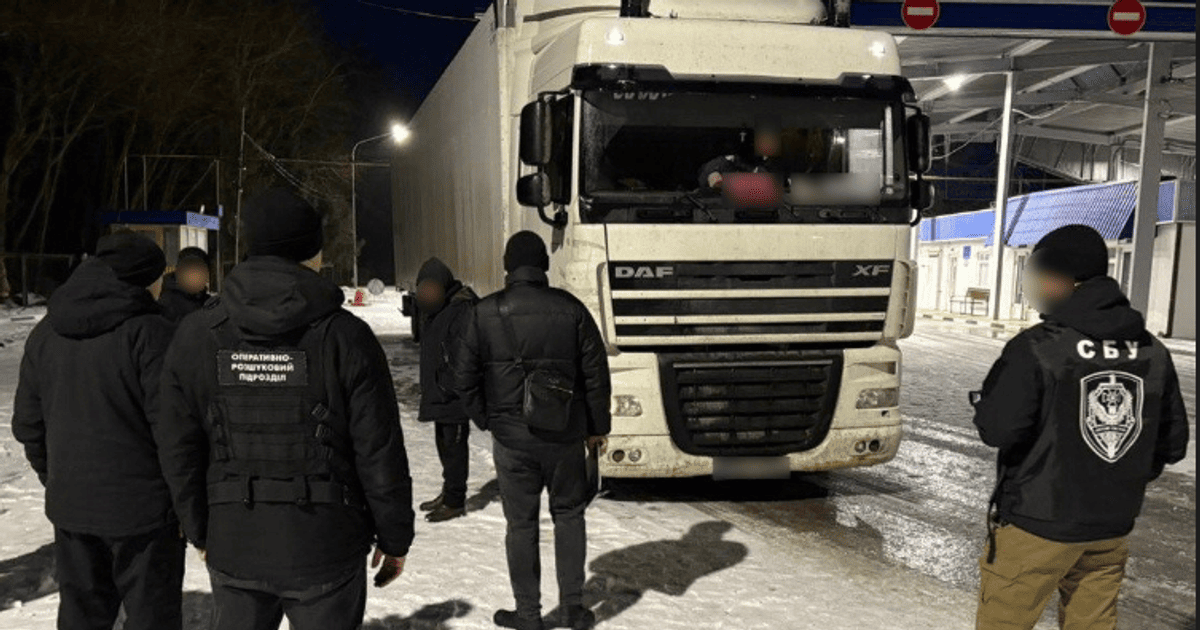 По 13 тис. євро з носа: на кордоні затримали фуру з алкоголем та "сюрпризом" (фото)